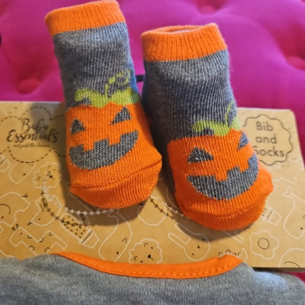 NWT Baby Essentials 1st Halloween Bib & Socks Pumpkins Boy Or Girl 0-6 Months